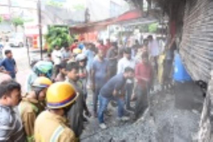 इंद्रा नीलगिरि कॉम्प्लेक्स स्थित इलेक्ट्रॉनिक शोरूम आग की लपटों से घिरा हुआ। इंद्रा नीलगिरि कॉम्प्लेक्स स्थित इलेक्ट्रॉनिक शोरूम आग की लपटों से घिरा हुआ।
