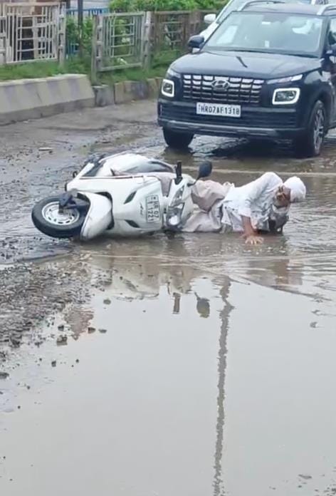 कुरुक्षेत्र। केडीबी रोड पर सुंदरपुर पुल से पहले ब्रह़मा चौक के समीप पड़े गहरे गड्ढों में राइडर 