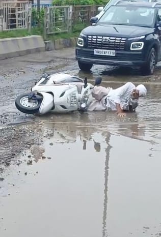कुरुक्षेत्र। केडीबी रोड पर सुंदरपुर पुल से पहले ब्रह़मा चौक के समीप पड़े गहरे गड्ढों में राइडर 