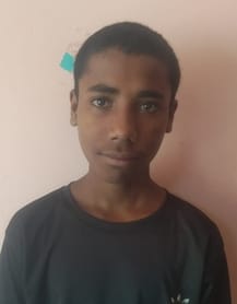 नगीना के ग्राम अलीपुरा जट में नदी के पानी में किशोर के डूबने की घटना के बाद मौके पर जमा भीड़ और