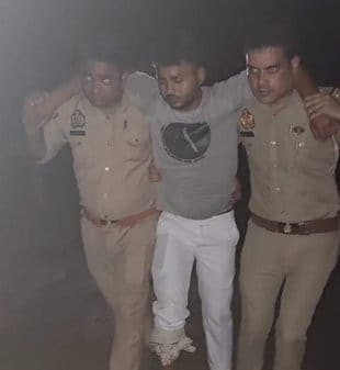 नगर कोतवाली पुलिस से चिलबिला जंगल में मुठभेड़ में घायल बदमाश का मौके पर पड़ा तमंचा। पुलिस
