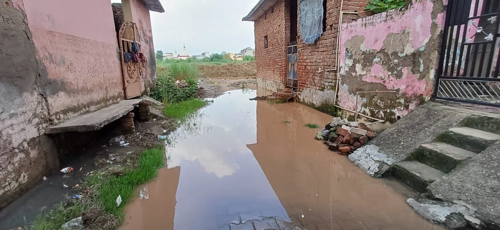 न्यू प्रीत नगर कालोनी के पास टूटा टांगरी नदी का अस्थाई बांध का हिस्सा। संवाद न्यू प्रीत नगर कालोनी के पास टूटा टांगरी नदी का अस्थाई बांध का हिस्सा। संवाद