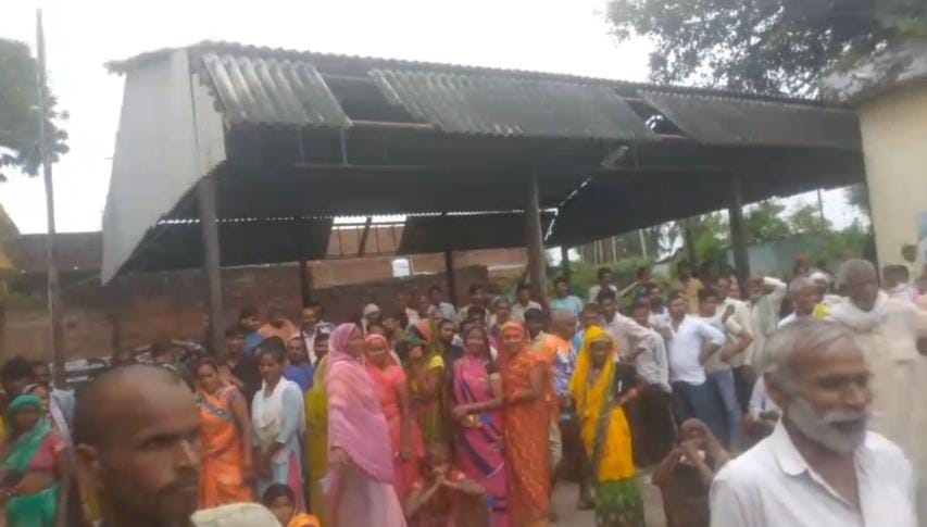 पहाड़पुर साधन सहकारी समिति पर प्रदर्शन करते किसान।