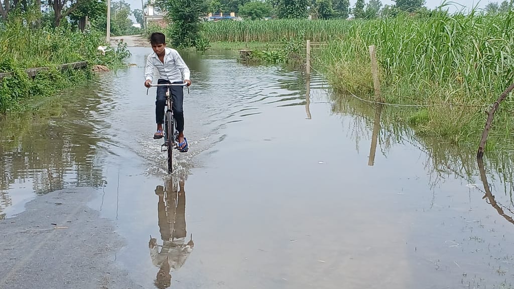 पलिया के कुंवरपुर खुर्द में राहत सामग्री का वितरण करते तहसीलकर्मी। स्रोत : तहसील प्रशासन