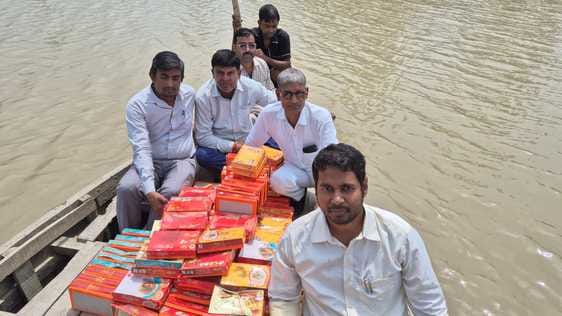 पलिया के कुंवरपुर खुर्द में राहत सामग्री का वितरण करते तहसीलकर्मी। स्रोत : तहसील प्रशासन