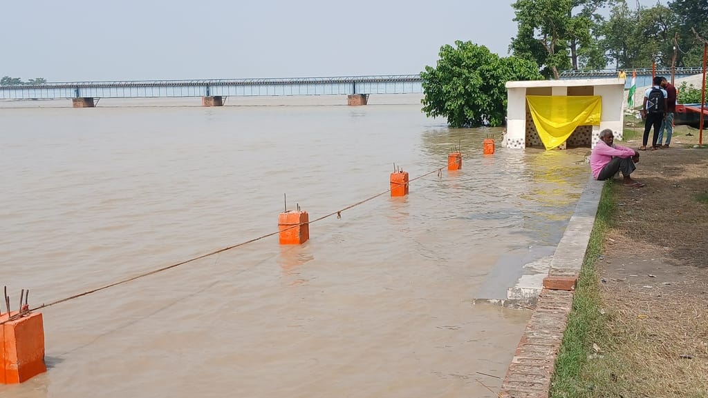 पलिया के कुंवरपुर खुर्द में राहत सामग्री का वितरण करते तहसीलकर्मी। स्रोत : तहसील प्रशासन