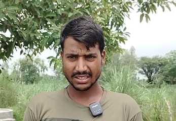 पानी के बीच निकलता बाइक सवार। संवाद पानी के बीच निकलता बाइक सवार। संवाद