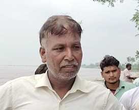 पानी के बीच निकलता बाइक सवार। संवाद पानी के बीच निकलता बाइक सवार। संवाद