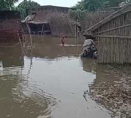 पानी के बीच निकलता बाइक सवार। संवाद पानी के बीच निकलता बाइक सवार। संवाद