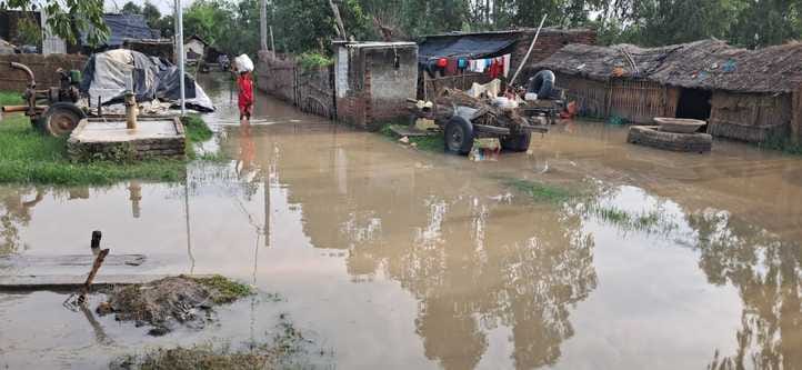 पानी के बीच निकलता बाइक सवार। संवाद पानी के बीच निकलता बाइक सवार। संवाद
