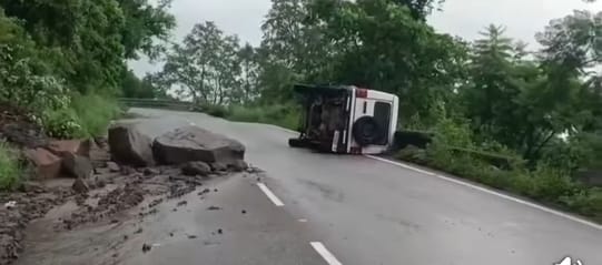 पुराने चंडीगढ़-मनाली हाईवे पर पंजपीरी में हुआ भूस्खलन। संवाद