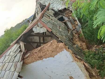 पुराने चंडीगढ़-मनाली हाईवे पर पंजपीरी में हुआ भूस्खलन। संवाद