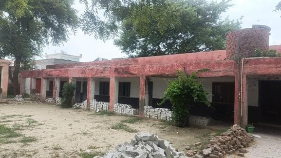 स्कूल के भवन। स्कूल के भवन।