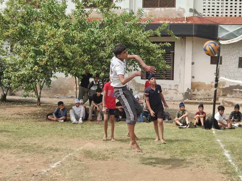 शहर में चल रही खंड स्तरीय क्रीड़ा प्रतियोगिता में खो-खो मुकाबले में भिड़ते हुए खिलाड़ी। विभाग शहर में चल रही खंड स्तरीय क्रीड़ा प्रतियोगिता में खो-खो मुकाबले में भिड़ते हुए खिलाड़ी। विभाग