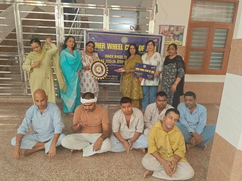 07जेएनडी01: युवक को राखी बांधते क्लब की उप प्रधान डॉ. सीमा मलिक। स्रोत : क्लब 07जेएनडी01: युवक को राखी बांधते क्लब की उप प्रधान डॉ. सीमा मलिक। स्रोत : क्लब