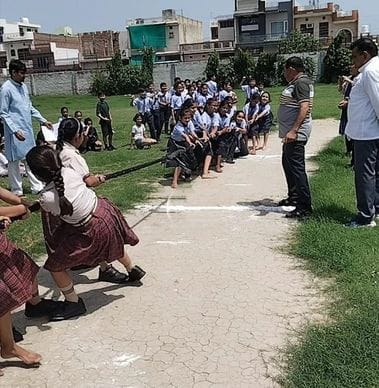 07जेएनडी05-अंडर-11 ब्लॉक स्तरीय स्कूली खेलकूद प्रतियोगिता में खिलाडिय़ों के साथ कोच व अन्य स्टाफ