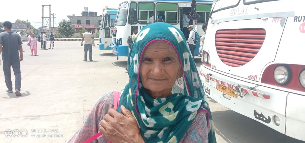 08जेएनडी09-बस स्टैंड परिसर में बस के इंतजार में खड़ी महिला यात्री और उनके साथ परिजन। संवाद