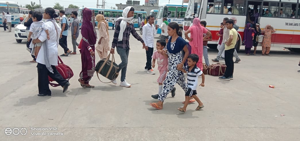 08जेएनडी09-बस स्टैंड परिसर में बस के इंतजार में खड़ी महिला यात्री और उनके साथ परिजन। संवाद