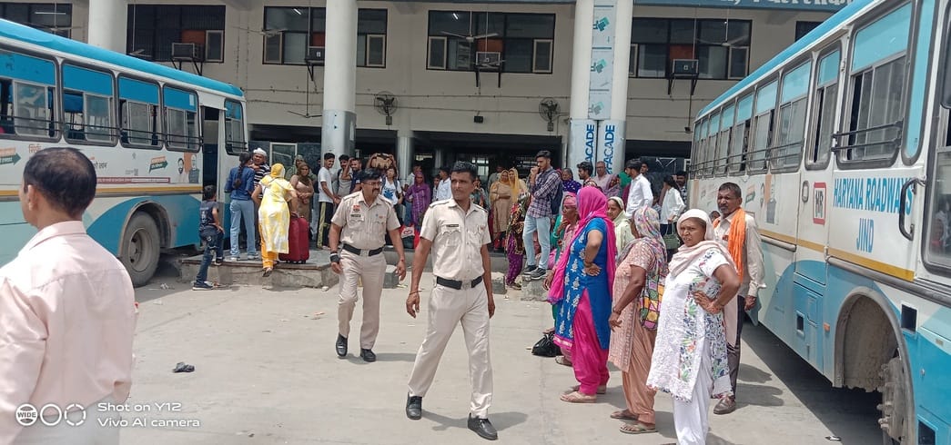 08जेएनडी09-बस स्टैंड परिसर में बस के इंतजार में खड़ी महिला यात्री और उनके साथ परिजन। संवाद