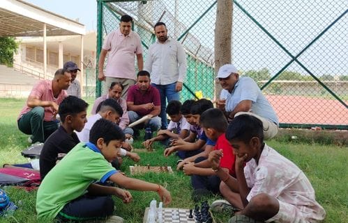 08जेएनडी28-कुश्ती की शुरुआत करवाते हुए संयोजक राजेश टांक और अन्य। संवाद 08जेएनडी28-कुश्ती की शुरुआत करवाते हुए संयोजक राजेश टांक और अन्य। संवाद