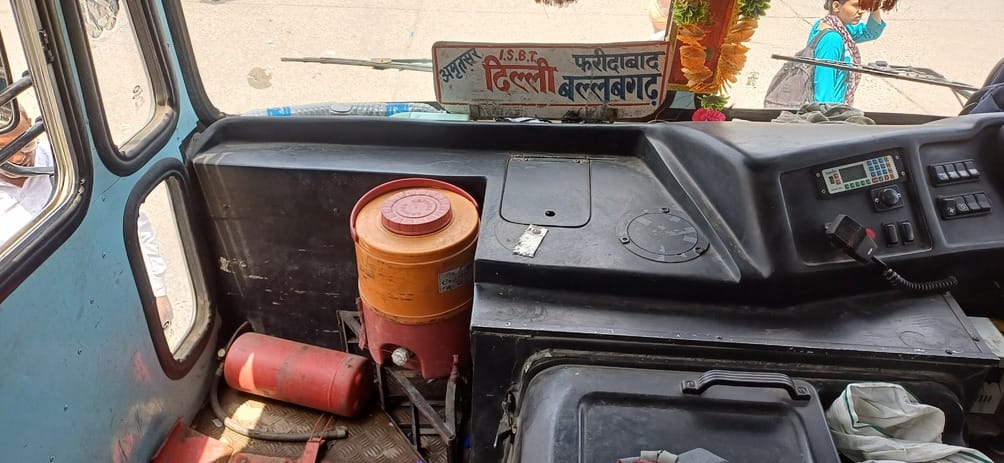 अंबाला छावनी बस अड्डे पर खड़ी रोडवेज की बस में बैठे यात्री और स्थापित फर्स्ट एड किट जोकि खाली प अंबाला छावनी बस अड्डे पर खड़ी रोडवेज की बस में बैठे यात्री और स्थापित फर्स्ट एड किट जोकि खाली प