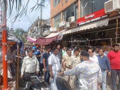 अंबाला छावनी के बाजारों में डिवाइडर से सामान को हटवाती नप की टीम व पुलिस। संवाद अंबाला छावनी के बाजारों में डिवाइडर से सामान को हटवाती नप की टीम व पुलिस। संवाद