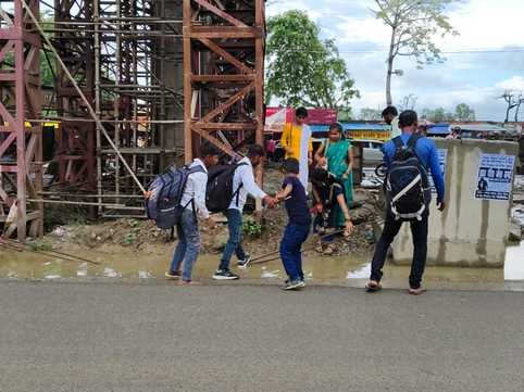असम चौराहे पर बस के इंतजार में खड़ी महिलाएं और यात्री। संवाद असम चौराहे पर बस के इंतजार में खड़ी महिलाएं और यात्री। संवाद