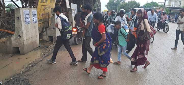 असम चौराहे पर बस के इंतजार में खड़ी महिलाएं और यात्री। संवाद असम चौराहे पर बस के इंतजार में खड़ी महिलाएं और यात्री। संवाद