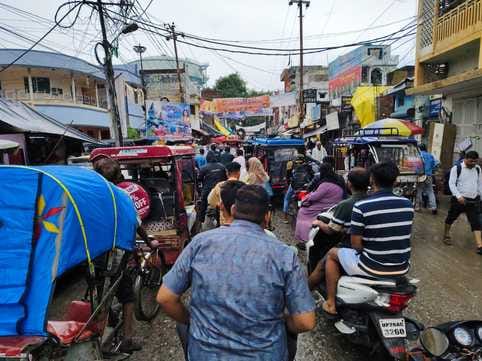 असम चौराहे पर बस के इंतजार में खड़ी महिलाएं और यात्री। संवाद असम चौराहे पर बस के इंतजार में खड़ी महिलाएं और यात्री। संवाद