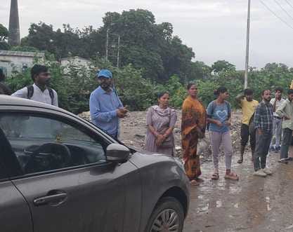 असम चौराहे पर बस के इंतजार में खड़ी महिलाएं और यात्री। संवाद असम चौराहे पर बस के इंतजार में खड़ी महिलाएं और यात्री। संवाद