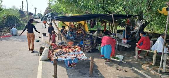 बेहटी गांव के खेतों के बीच पानी में डूबा मंदिर। संवाद