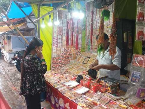 बाजार में एक मिठाई की दुकान पर खरीददारी करते ग्राहक। संवाद बाजार में एक मिठाई की दुकान पर खरीददारी करते ग्राहक। संवाद