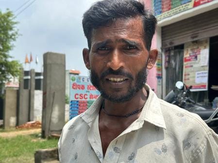 बिलगवां मार्ग पर जलभराव से होकर गुजरत लोग। संवाद बिलगवां मार्ग पर जलभराव से होकर गुजरत लोग। संवाद