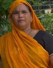 बिलगवां मार्ग पर जलभराव से होकर गुजरत लोग। संवाद बिलगवां मार्ग पर जलभराव से होकर गुजरत लोग। संवाद