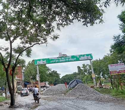 बिलगवां मार्ग पर जलभराव से होकर गुजरत लोग। संवाद बिलगवां मार्ग पर जलभराव से होकर गुजरत लोग। संवाद
