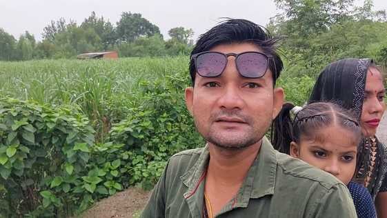 बरखेड़ा क्षेत्र में जान जोखिम में डाल कर निकलते मुसाफिर। संवाद