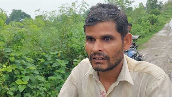 बरखेड़ा क्षेत्र में जान जोखिम में डाल कर निकलते मुसाफिर। संवाद