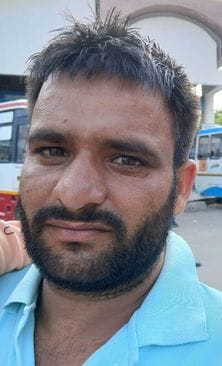 बस अड्डा पर वीरवार को बस में सवार होने के लिए परेशान यात्री। संवाद बस अड्डा पर वीरवार को बस में सवार होने के लिए परेशान यात्री। संवाद