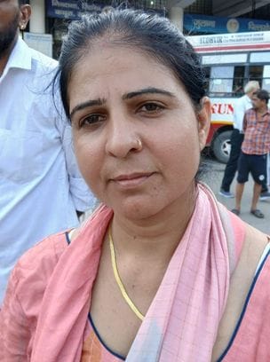 बस अड्डा पर वीरवार को बस में सवार होने के लिए परेशान यात्री। संवाद बस अड्डा पर वीरवार को बस में सवार होने के लिए परेशान यात्री। संवाद