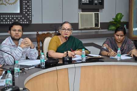 बैठक करतीं महापौर, नगर आयुक्त। बैठक करतीं महापौर, नगर आयुक्त।