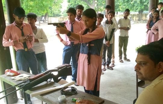 डीएस कॉलेज में आयोजित शूटिंग प्रतियोगिता का शुभारंभ करते प्रधानाचार्य आलोक गोयल। संवाद डीएस कॉलेज में आयोजित शूटिंग प्रतियोगिता का शुभारंभ करते प्रधानाचार्य आलोक गोयल। संवाद