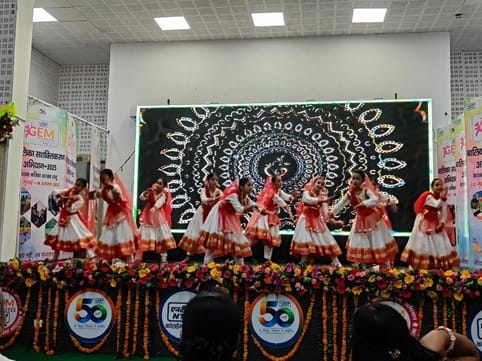 एनटीपीसी कोलडैम में बालिका सशक्तिकरण कार्यक्रम में बालिकाओं को स्मृति चिन्ह बांटते मुख्यातिथि। एनटीपीसी कोलडैम में बालिका सशक्तिकरण कार्यक्रम में बालिकाओं को स्मृति चिन्ह बांटते मुख्यातिथि।