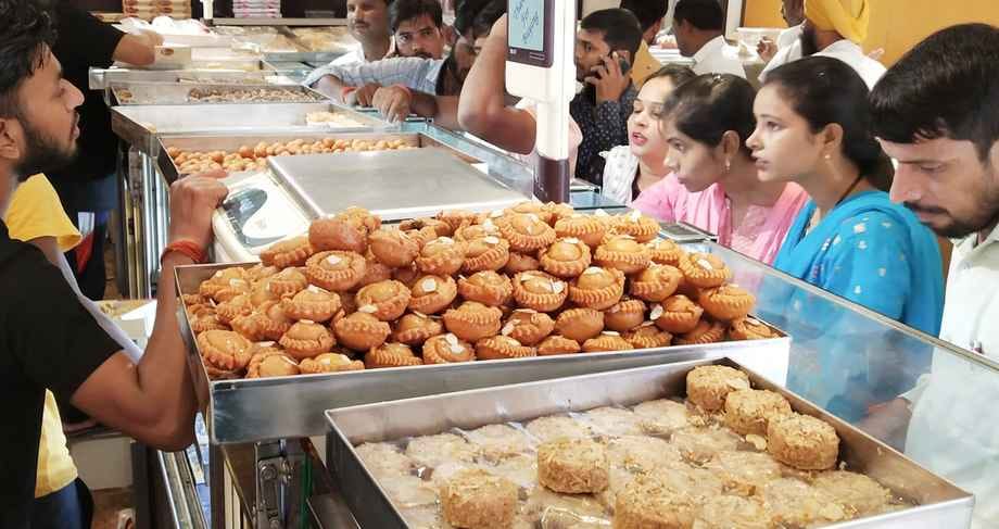 एसएसबी मुख्यालय में जवानों के लिए राखियां भेंट करती प्रो. नीलम त्रिवेदी। स्रोत: कॉलेज