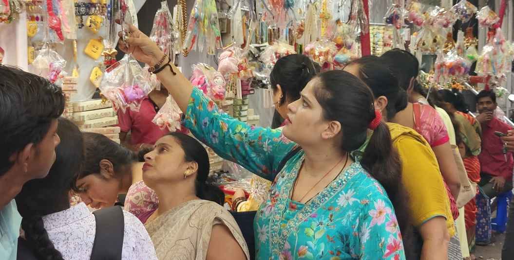 एसएसबी मुख्यालय में जवानों के लिए राखियां भेंट करती प्रो. नीलम त्रिवेदी। स्रोत: कॉलेज