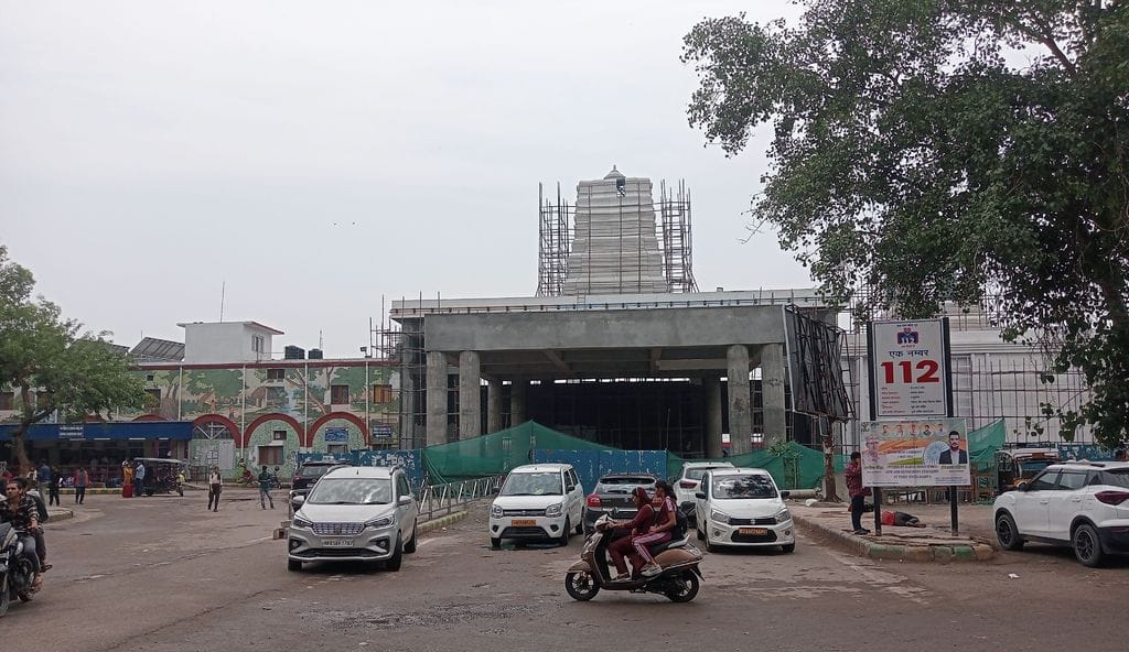 फोटो 11- सोनीपत स्टेशन पर मुख्य प्रवेश द्वार के साथ चल रहा भवन का पुनर्निर्माण कार्य। संवाद फोटो 11- सोनीपत स्टेशन पर मुख्य प्रवेश द्वार के साथ चल रहा भवन का पुनर्निर्माण कार्य। संवाद