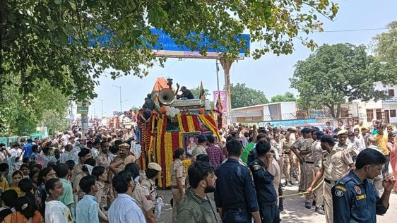 फोटो 18- सोनीपत के गोहाना के गांव वजीरपुरा स्थित टीपीएस स्कूल में जैन संत गच्छाधिपति प्रकाश चंद