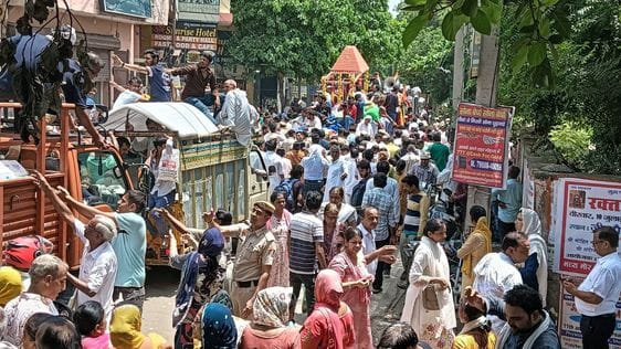 फोटो 18- सोनीपत के गोहाना के गांव वजीरपुरा स्थित टीपीएस स्कूल में जैन संत गच्छाधिपति प्रकाश चंद
