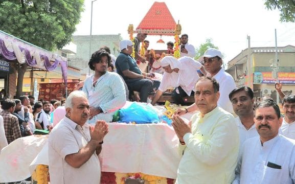 फोटो 18- सोनीपत के गोहाना के गांव वजीरपुरा स्थित टीपीएस स्कूल में जैन संत गच्छाधिपति प्रकाश चंद