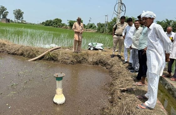 फोटो 36- सोनीपत के बरोदा के गांव माहरा में खेतों में भरा पानी दिखाते किसान। स्रोत : प्रवक्ता फोटो 36- सोनीपत के बरोदा के गांव माहरा में खेतों में भरा पानी दिखाते किसान। स्रोत : प्रवक्ता