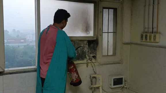 जिला नागरिक अस्पताल की पांचवीं मंजिल से निकलता धुआं। संवाद